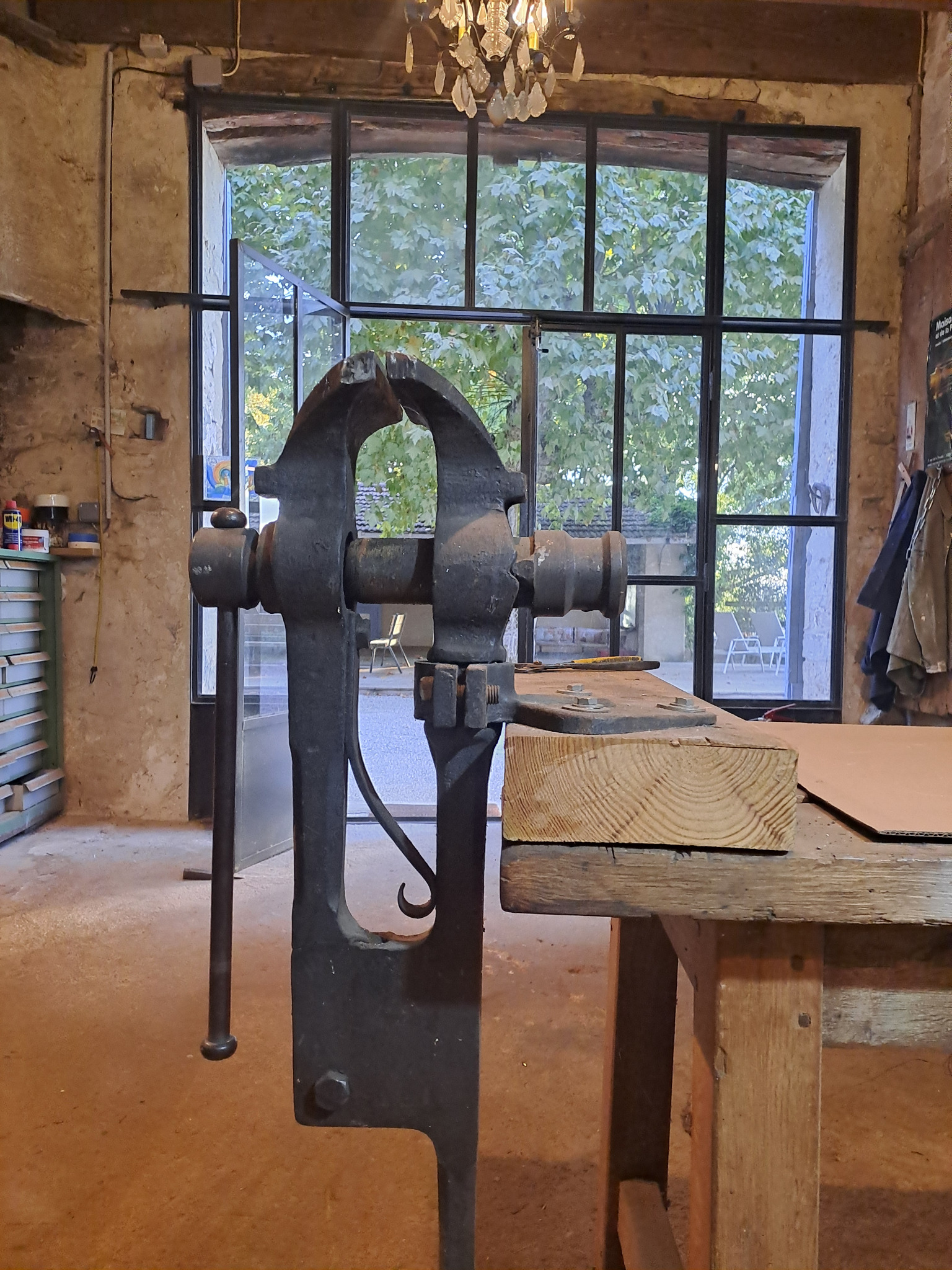 Intérieur de l’atelier avec établi et verrière