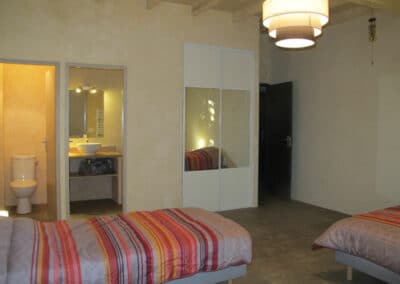 Chambre avec deux lits et vue sur la salle d’eau