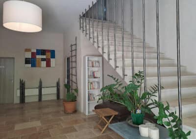 Escalier intérieur et plantes dans le hall du domaine