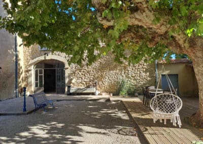 Cour ombragée avec terrain de pétanque