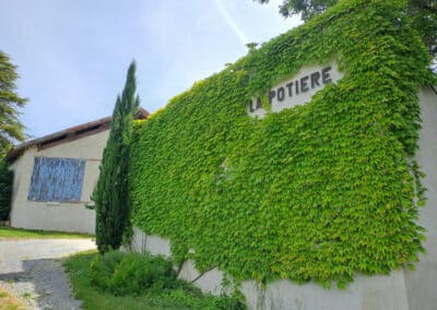 Entrée du Domaine de la Potière et façade couverte de lierre